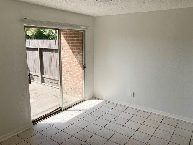 Foto del edificio - 5327 Pinewilde Dr