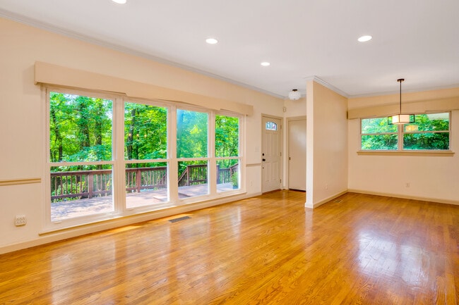 Foto del edificio - 817 Ravine Rd