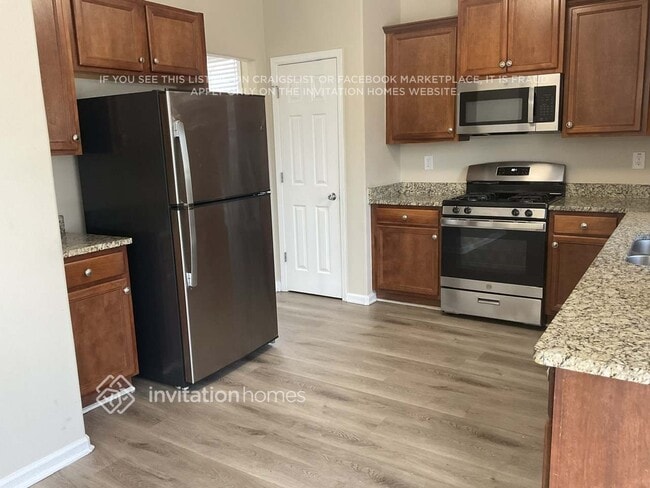 Building Photo - 6490 Drake Manor