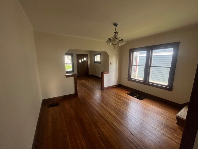 Pisos de madera noble recién restaurados en la primera planta. - 908 Thomas Rd