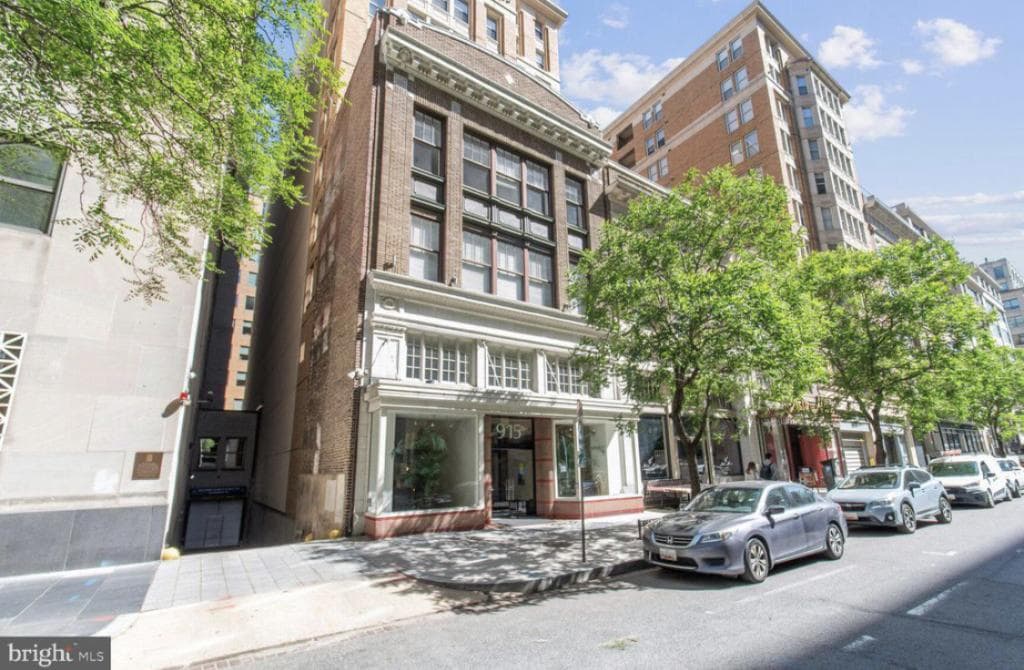 Photo - 915 E St NW