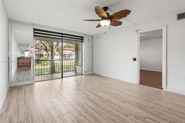 Foto del edificio - 711 S Hollybrook Dr