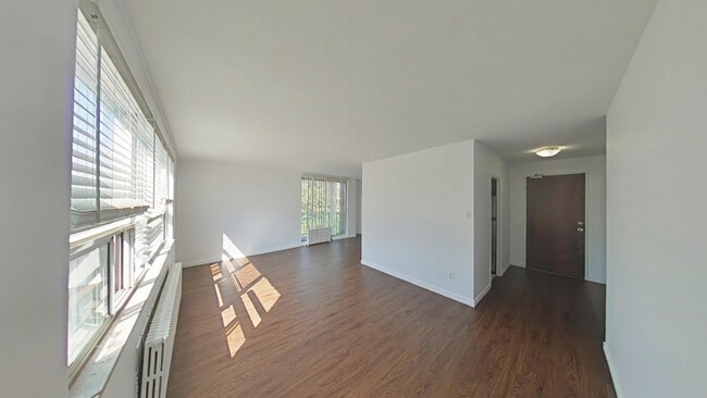 Building Photo - 2-6 The Donway East