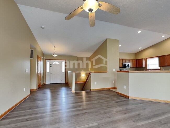 Foto del edificio - 715 Justin Ct