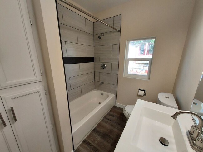 Building Photo - JUST REMODELED 3 BEDROOM, 1 BATH!! !! EVER...