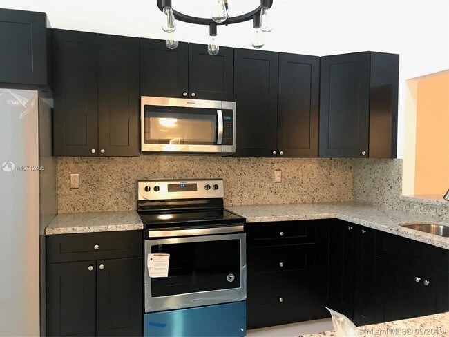 Foto del edificio - 585 NE 199th Terrace