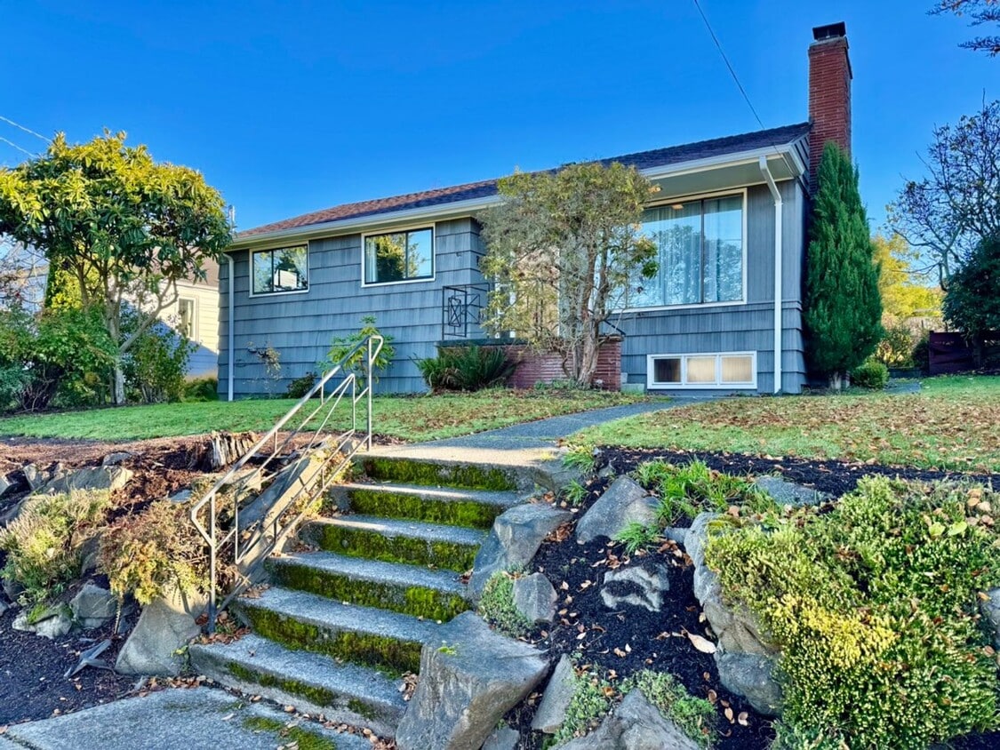 Large Mid-Century Charmer in Sunset Hill! - Large Mid-Century Charmer in Sunset Hill!