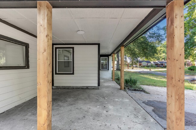 Building Photo - 4401 Helene Rd