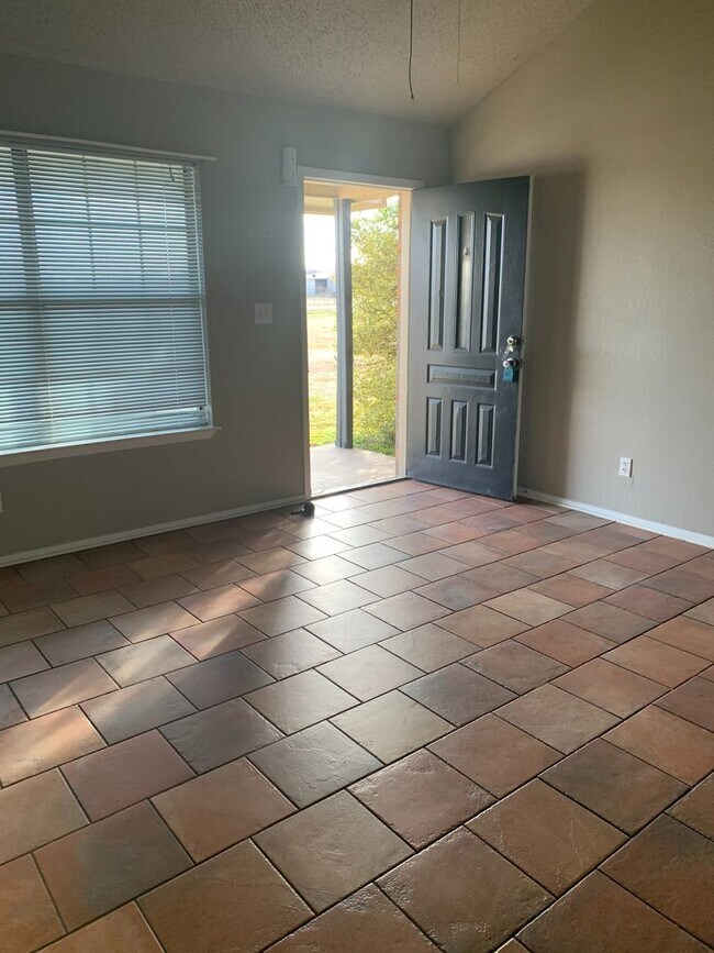 Building Photo - 3 Bedroom/1.5 bath - Home in Sanger