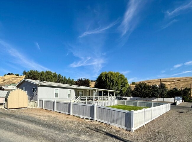 Building Photo - Updated 3 Bedroom / 2 Bath Mobile Home on ...