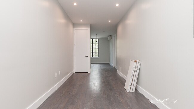 Building Photo - 225 Suydam St