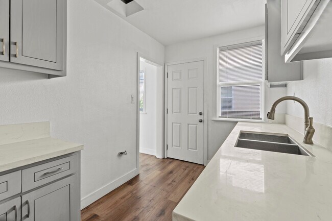 Foto del edificio - 1731 Hauser Blvd
