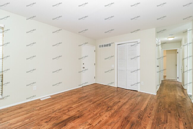 Foto del edificio - 2584 Shorewood Dr