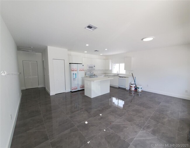 Foto del edificio - 8028 NW 11th Ave