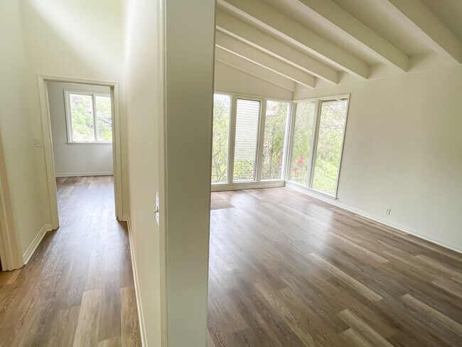 Foto del edificio - 556 N Greencraig Rd
