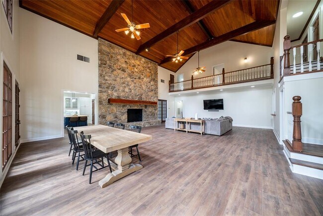 Building Photo - 533 Country Club Dr