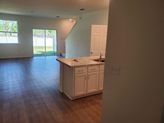 Building Photo - 3BR/2.5BA Townhome in Cul-de-Sac. Garage. Small Pets Welcome! Minutes from Treaty Park!