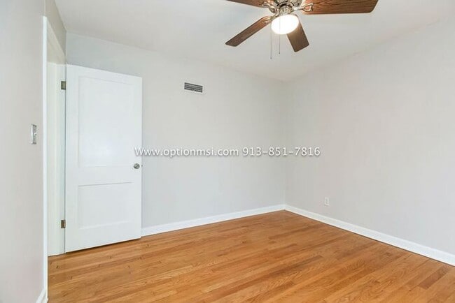 Building Photo - Roeland Park Beauty!
