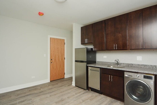 Building Photo - 434.5 W Belden Ave