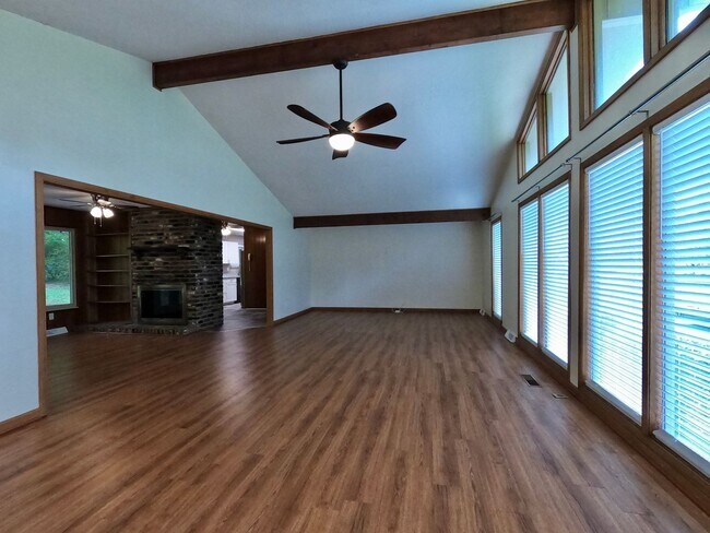 Building Photo - RANCH WITH LARGE LOT IN CRESTWOOD HILLS