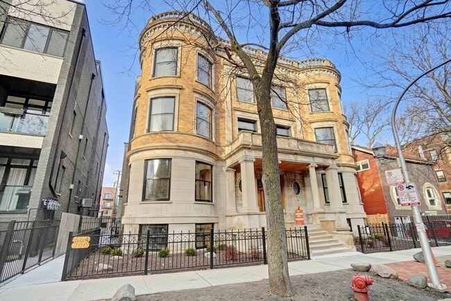Building Photo - 664 W Wellington Ave