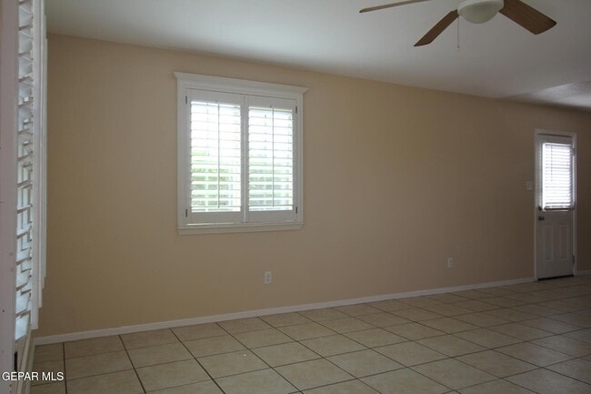 Building Photo - 9145 Begonia Pl