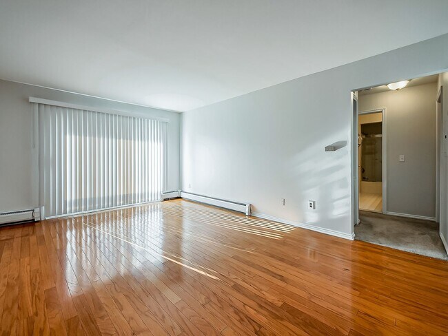 Building Photo - Move-In Ready 2-Bed Condo in Prime Royal Oak Location!