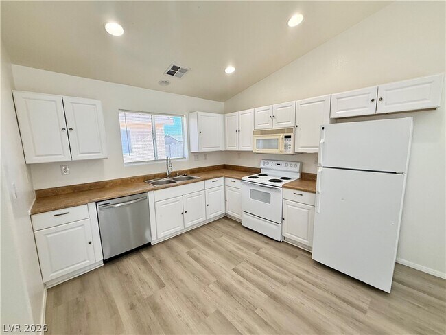 Building Photo - 1070 S Potro Ave