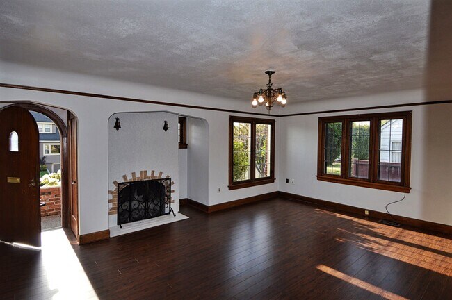 Foto del edificio - Cute as a button 3 Bedroom 1.5 Bath Tudor ...