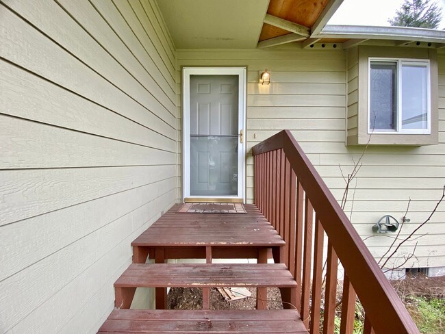 Building Photo - Updated 2BD/1BA Duplex in Desired Yelm Nei...
