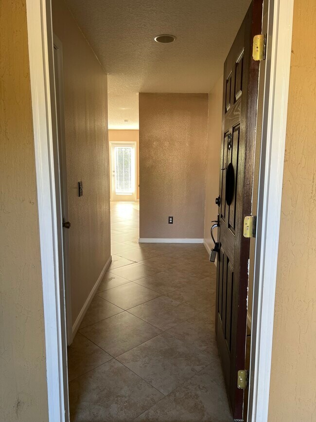 Entrada de la puerta principal - 5906 Brice Ct