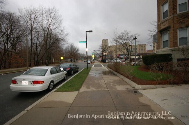 Building Photo - 235 Park Dr