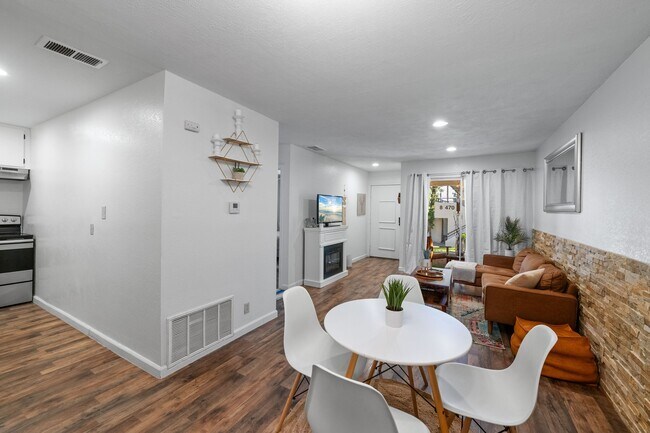 Building Photo - 510 N Villa Ct