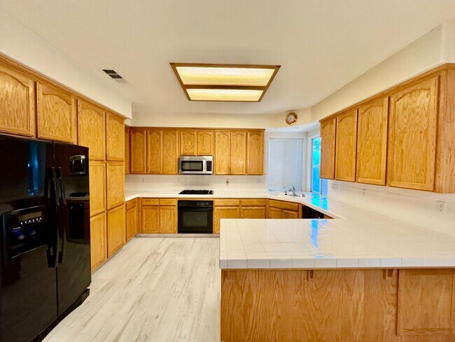 Building Photo - 915 Cardoza Rd