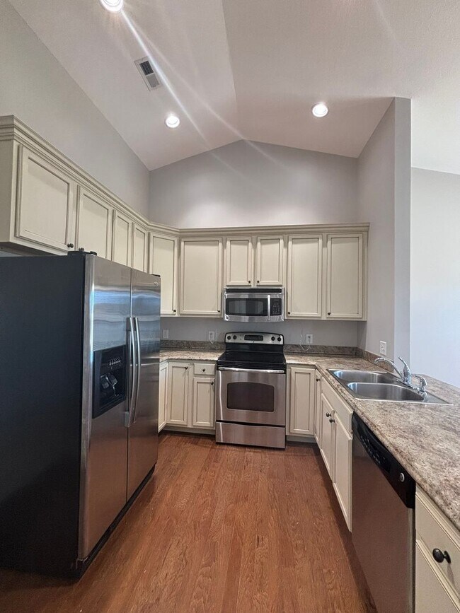 Foto del edificio - Coming Soon! Stunning 3 bedroom/2 Bath Home in Gray, $2200