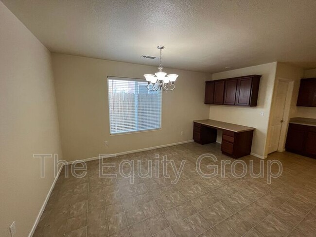 Foto del edificio - 1046 N Red Oak St