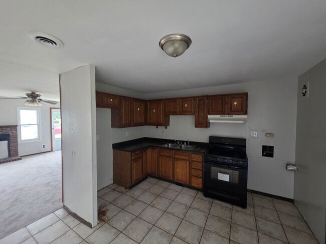 Building Photo - Nice 3BD/1BA