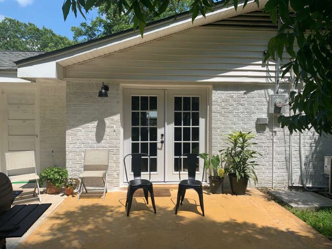 Building Photo - 310 Milam St