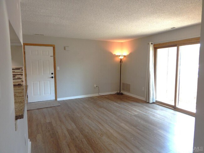 Building Photo - 2401 Ravens Crest Dr
