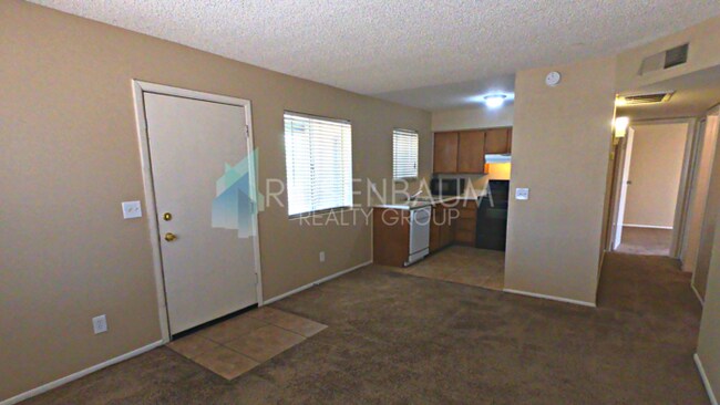 Foto del edificio - Beautiful upstairs 4 plex apt! Private pat...