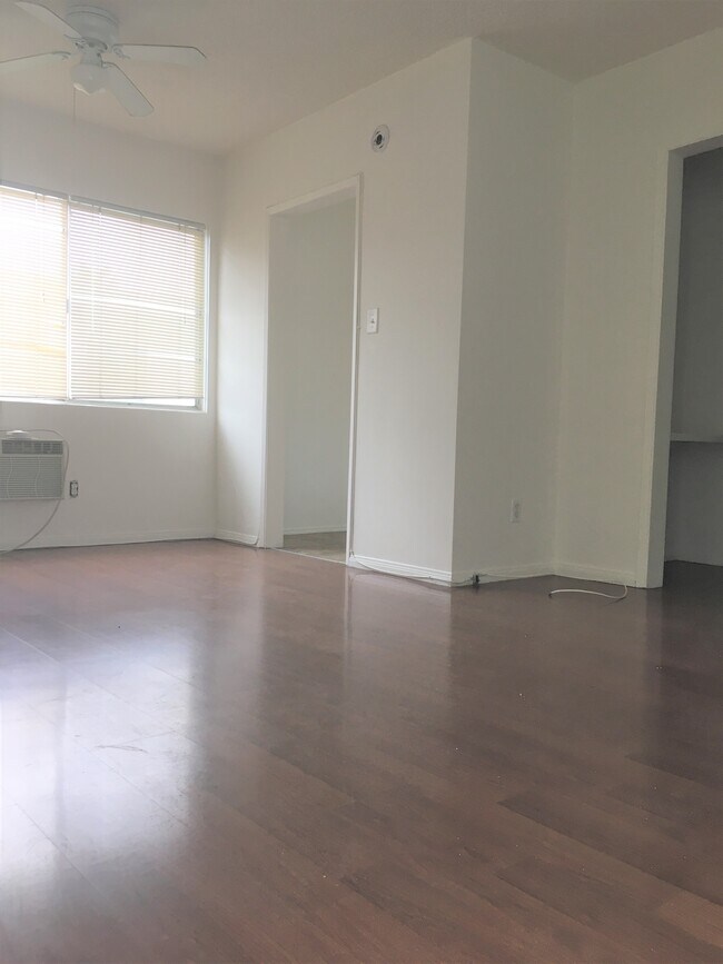 Foto del edificio - 5647 Cartwright Ave