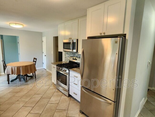 Building Photo - 1429 W River Oaks Ln