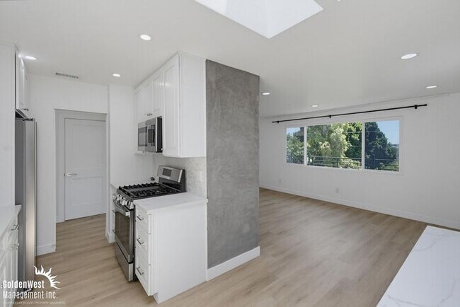 Foto del edificio - Stylishly Updated 3Bdm 2Ba Main Home in San Diego - MI Special!