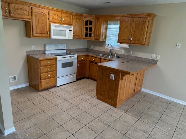 Building Photo - 2220 S Country Club Dr