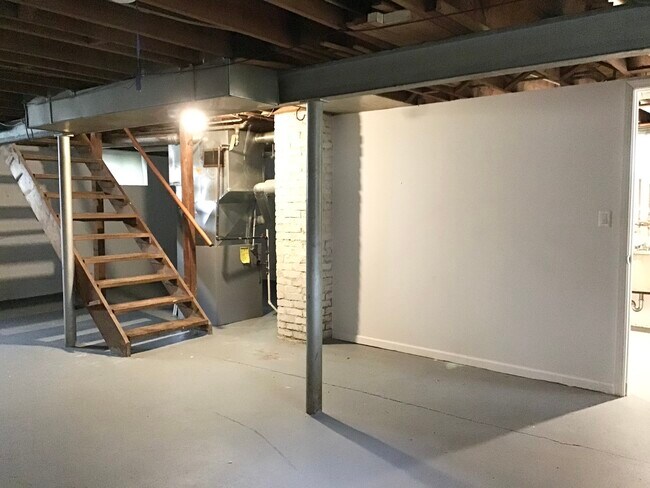 Building Photo - 610 Archer Ave