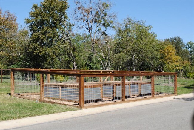 Building Photo - 608 Parkline Dr