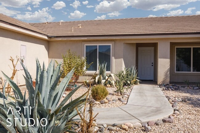 Building Photo - 3-bedroom 2-bathroom townhouse with a 1-ca...