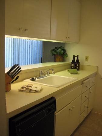 Kitchen - counter pass through to dining area - 1481 Pico Ct