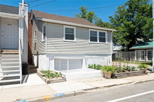 Building Photo - 425 Bayville Ave