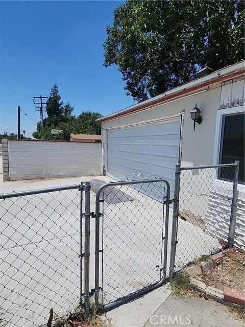 Building Photo - 858 S Riverside Ave